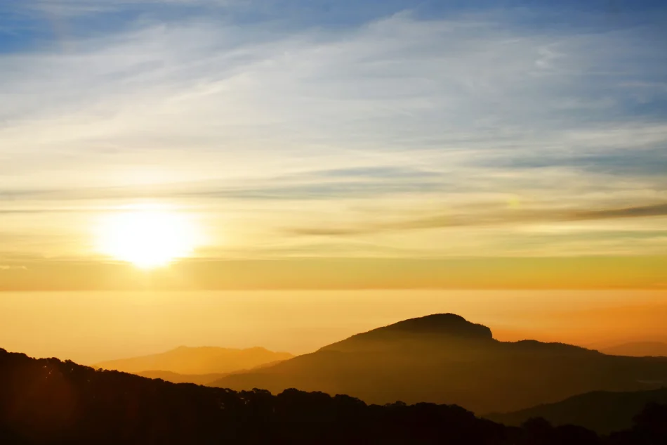 20 Sunrising over mountains